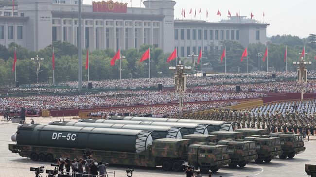 Стратегические межконтинентальные ядерные ракеты на жидком топливе DF-5C на параде в Пекине