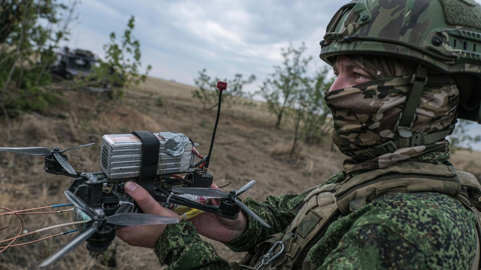 Военнослужащий подготавливает FPV-дрон к боевому вылету - РИА Новости, 1920, 05.11.2025