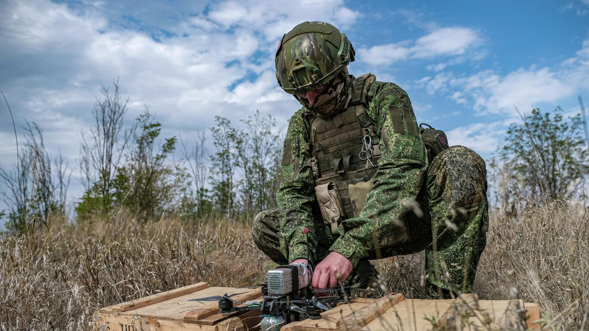 Военнослужащий подготавливает FPV-дрон к боевому вылету - РИА Новости, 1920, 25.09.2025