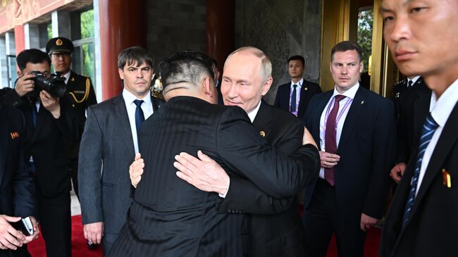 Президент РФ Владимир Путин и председатель государственных дел КНДР Ким Чен Ын после встречи в Пекине. 3 сентября 2025