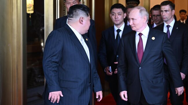 Президент РФ Владимир Путин и председатель государственных дел КНДР Ким Чен Ын после встречи в Пекине. 3 сентября 2025