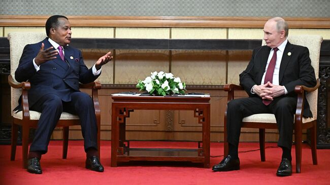 Владимир Путин и Дени Сассу-Нгессо во время встречи в Пекине Владимир Путин и Дени Сассу-Нгессо во время встречи в Пекине