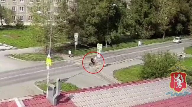 Водитель питбайка в Нижнем Тагиле сбил девочку на пешеходном переходе. Кадр видео камеры наружного наблюдения