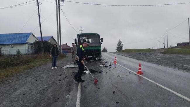 Сотрудники Госавтоинспекции на месте ДТП с участием пассажирского автобуса и легкового автомобиля в Ревде в Свердловской области