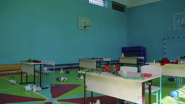 Памятная инсталляция о детях, погибших в Беслане и на Донбассе, в школе №91 Донецка. Кадр видео