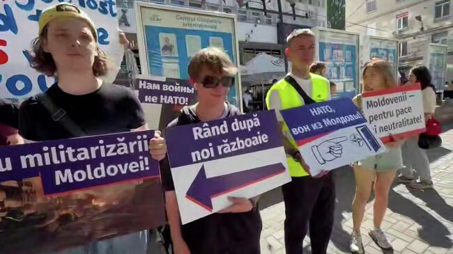 Участники акции против НАТО и за независимость страны. Кишинев, Молдавия. Кадр видео