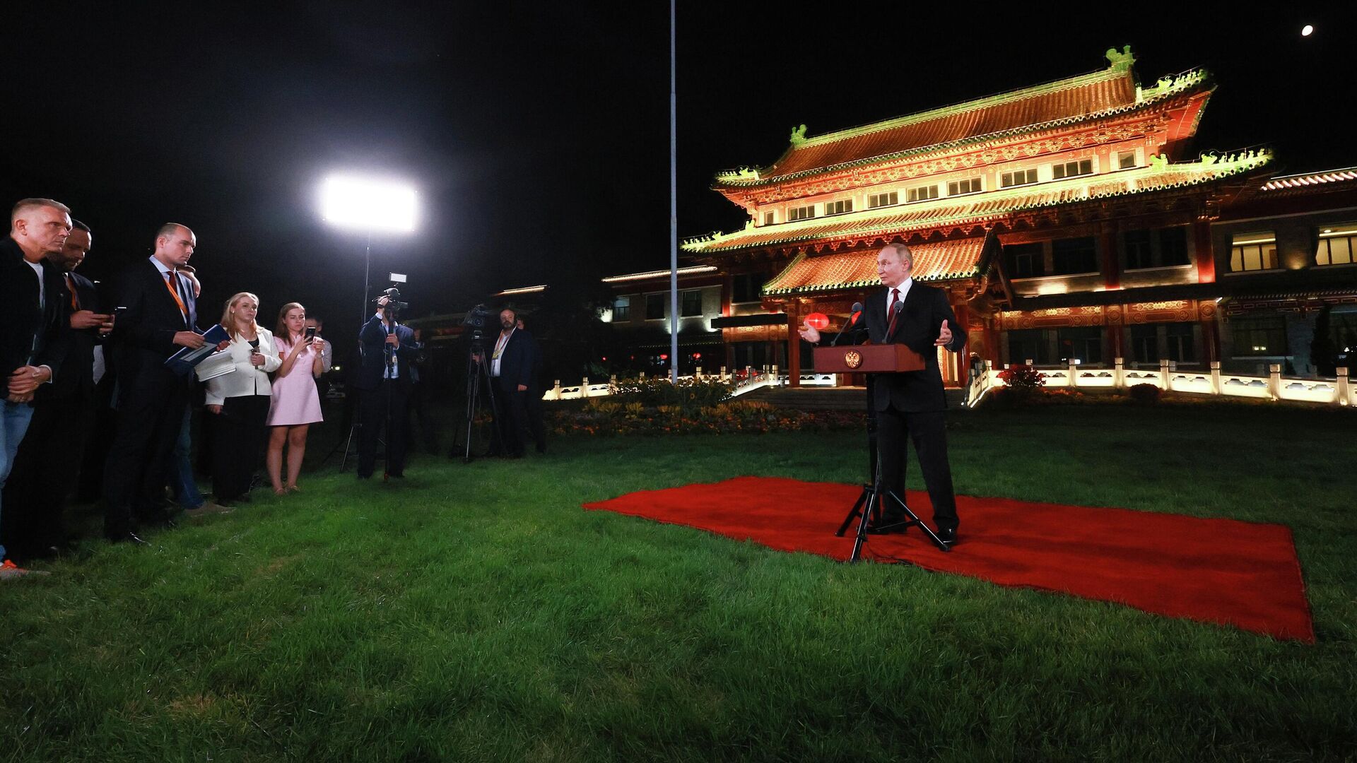 Президент РФ Владимир Путин во время подхода к представителям СМИ в резиденции Дяоюйтай в Пекине - РИА Новости, 1920, 03.09.2025