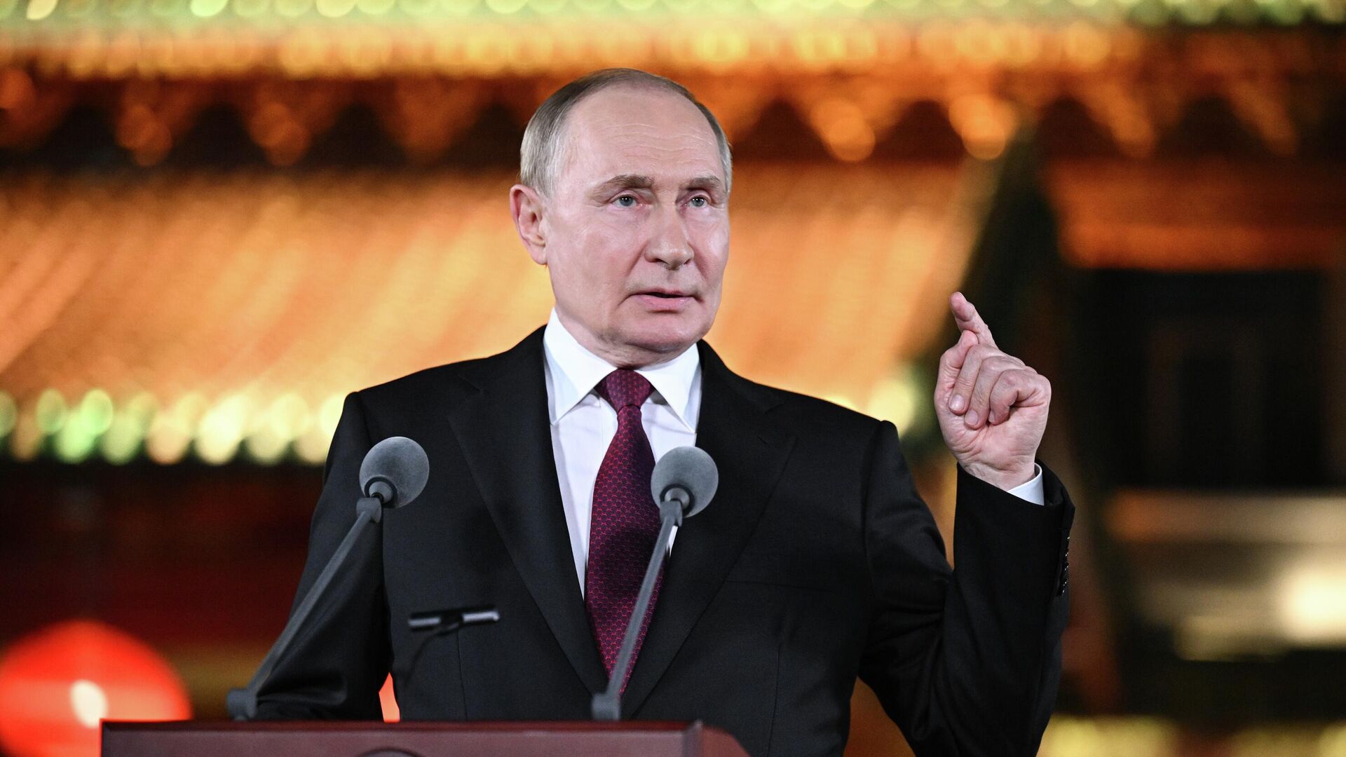 Президент России Владимир Путин во время подхода к представителям СМИ в Пекине