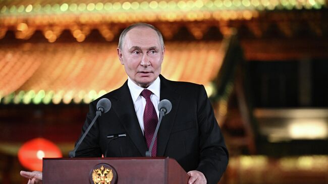 Президент РФ Владимир Путин во время подхода к представителям СМИ в резиденции Дяоюйтай в Пекине