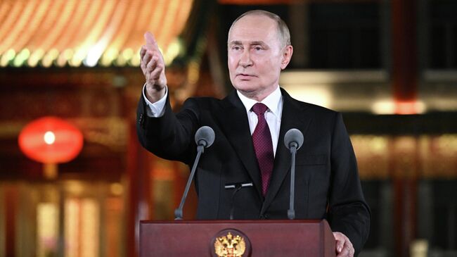 Президент РФ Владимир Путин во время подхода к представителям СМИ в резиденции Дяоюйтай в Пекине