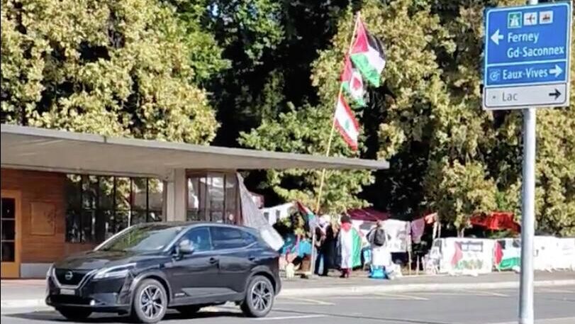 Участники акции протеста у здания Организации Объединенных Наций в Женеве. Кадр видео из соцсетей Участники акции протеста у здания Организации Объединенных Наций в Женеве. Кадр видео из соцсетей - РИА Новости, 1920, 03.10.2025