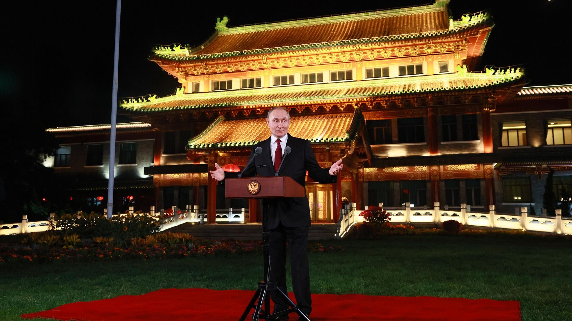 Президент России Владимир Путин во время подхода к представителям СМИ в резиденции Дяоюйтай в Пекине - РИА Новости, 1920, 03.09.2025