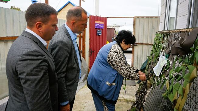 Жительница города Орла Ирина Сосова плетет маскировочные сети для бойцов спецоперации