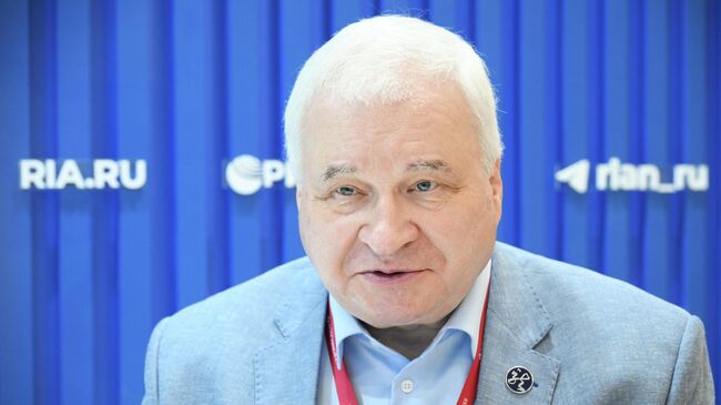 Первый заместитель председателя комитета Совета Федерации РФ по международным делам Андрей Денисов на стенде РИА Новости на ВЭФ-2025