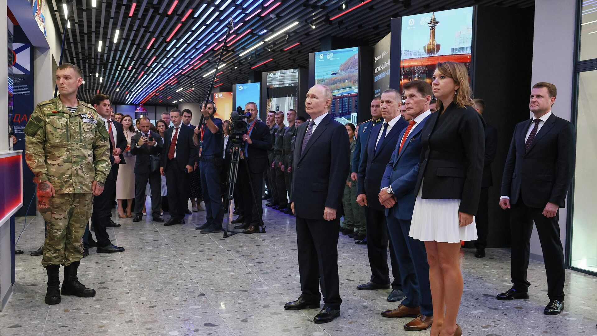Президент РФ Владимир Путин осматривает интерактивную экспозицию в филиале Национального центра Россия во Владивостоке - РИА Новости, 1920, 04.09.2025