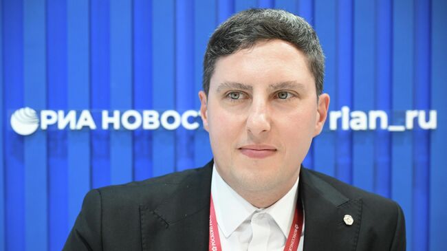 Генеральный директор АО Центр биометрических технологий Владислав Поволоцкий на стенде РИА Новости на ВЭФ-2025