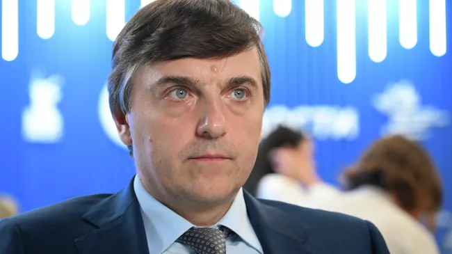 Министр просвещения РФ Сергей Кравцов на стенде РИА Новости на ВЭФ-2025