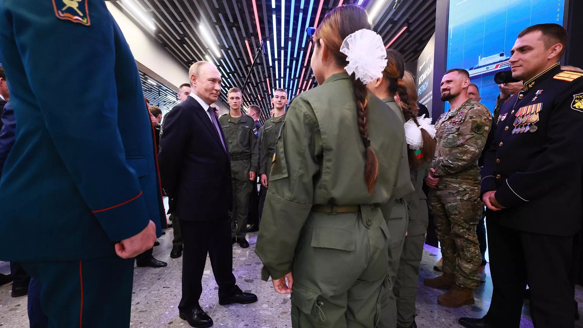 Президент РФ Владимир Путин и воспитанники Центра военно-спортивной подготовки и патриотического воспитания Воин во Владивостоке