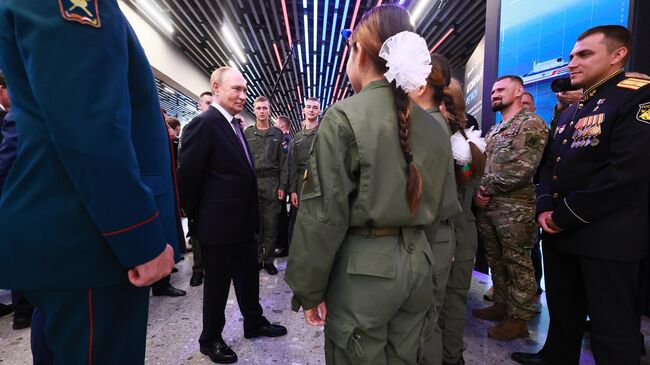 Президент РФ Владимир Путин и воспитанники Центра военно-спортивной подготовки и патриотического воспитания Воин в филиале Национального центра Россия во Владивостоке Президент РФ Владимир Путин и воспитанники Центра военно-спортивной подготовки и патриотического воспитания Воин в филиале Национального центра Россия во Владивостоке