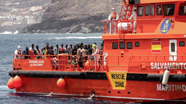 Мигранты высаживаются в порту в Вальверде, Испания