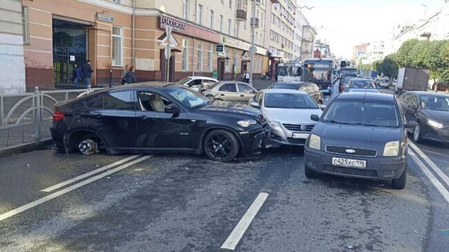 На месте ДТП с участием шести автомобилей в центре Екатеринбурга. 4 сентября 2025