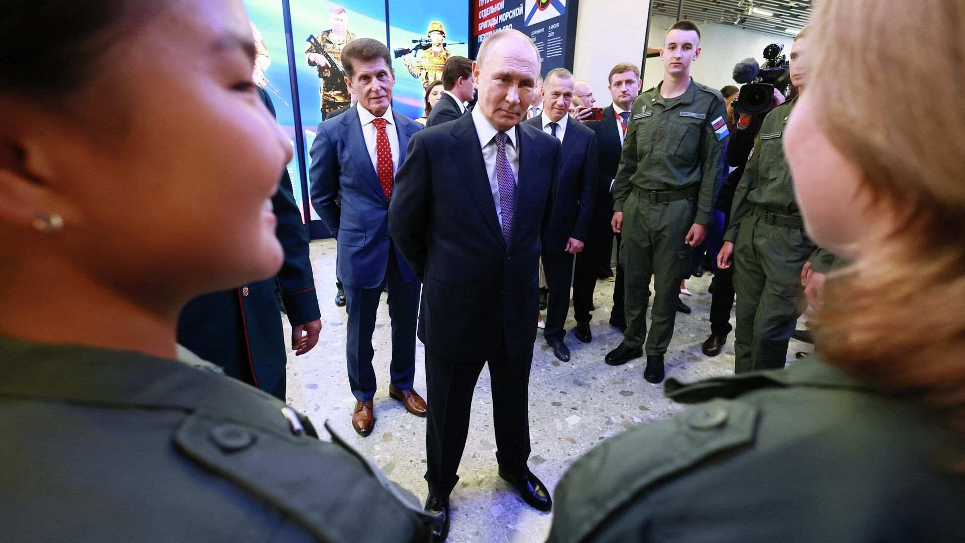 Президент РФ Владимир Путин и воспитанники Центра военно-спортивной подготовки и патриотического воспитания Воин в филиале Национального центра Россия во Владивостоке - РИА Новости, 1920, 04.09.2025