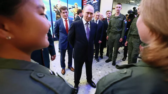Президент РФ Владимир Путин и воспитанники Центра военно-спортивной подготовки и патриотического воспитания Воин в филиале Национального центра Россия во Владивостоке