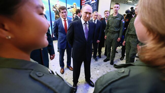Президент РФ Владимир Путин и воспитанники Центра военно-спортивной подготовки и патриотического воспитания Воин в филиале Национального центра Россия во Владивостоке. 4 сентября 2025