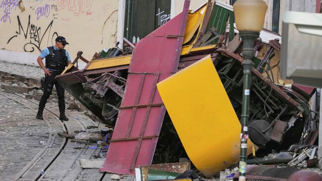 На месте схода с рельсов фуникулера Elevador da Glória в центре Лиссабона