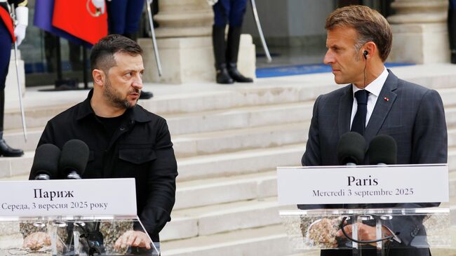 Владимир Зеленский и Эммануэль Макрон во время встречи в Париже