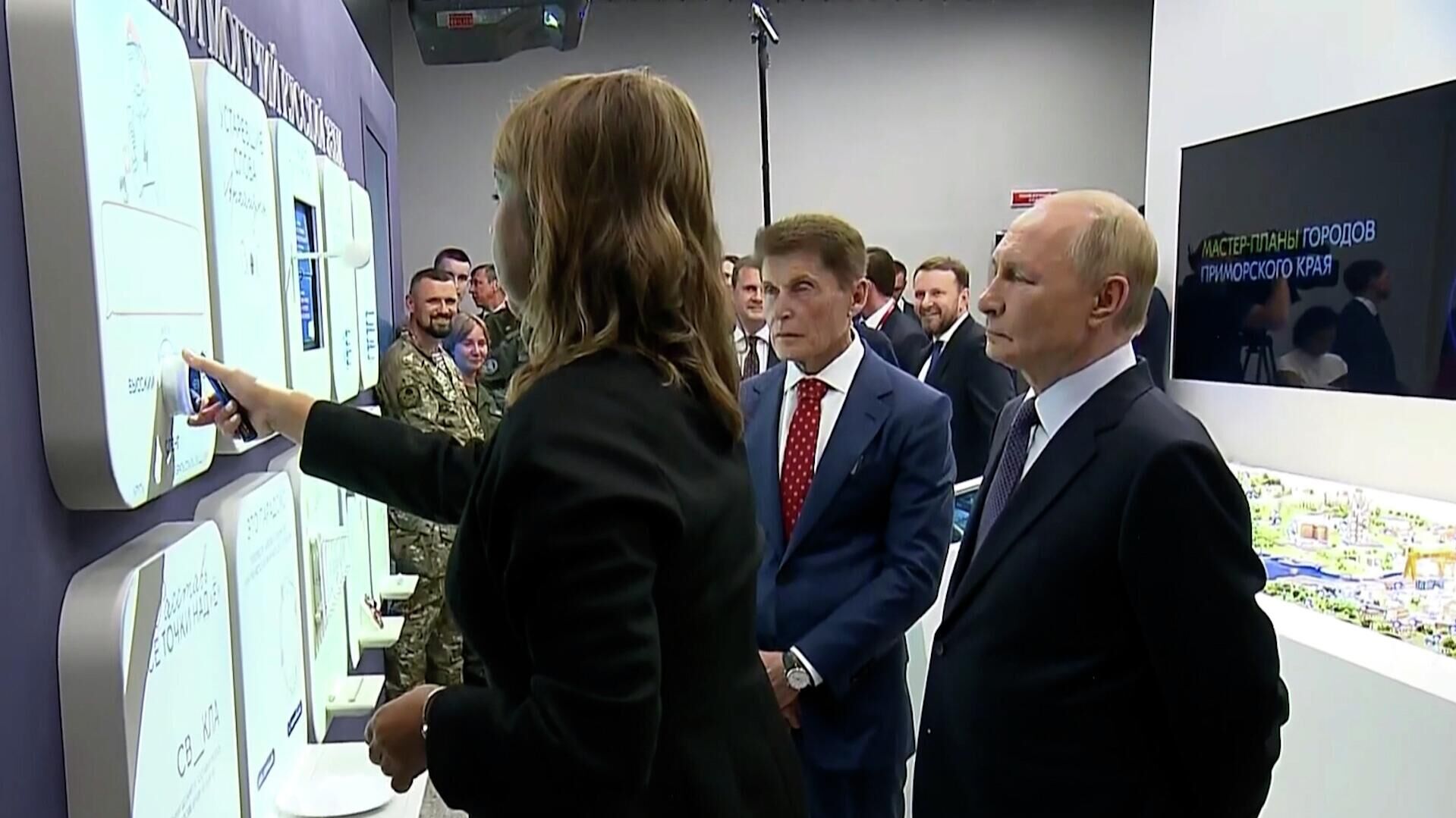 «Гайз, эти траблы – полный кринж». Путину показали, как сленг переводят на литературный язык - РИА Новости, 1920, 04.09.2025