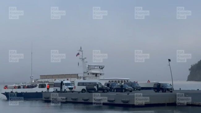 Путин на катере Ураган вернулся на остров Русский