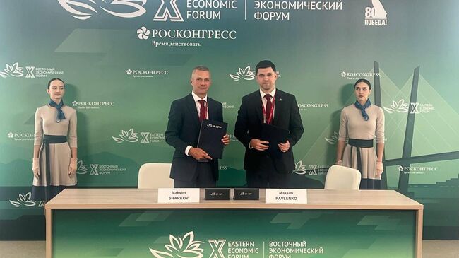 Директор Эн+ Телеком Максим Павленко и директор восточного региона ПАО ВымпелКом Максим Шарков на церемонии подписания соглашения