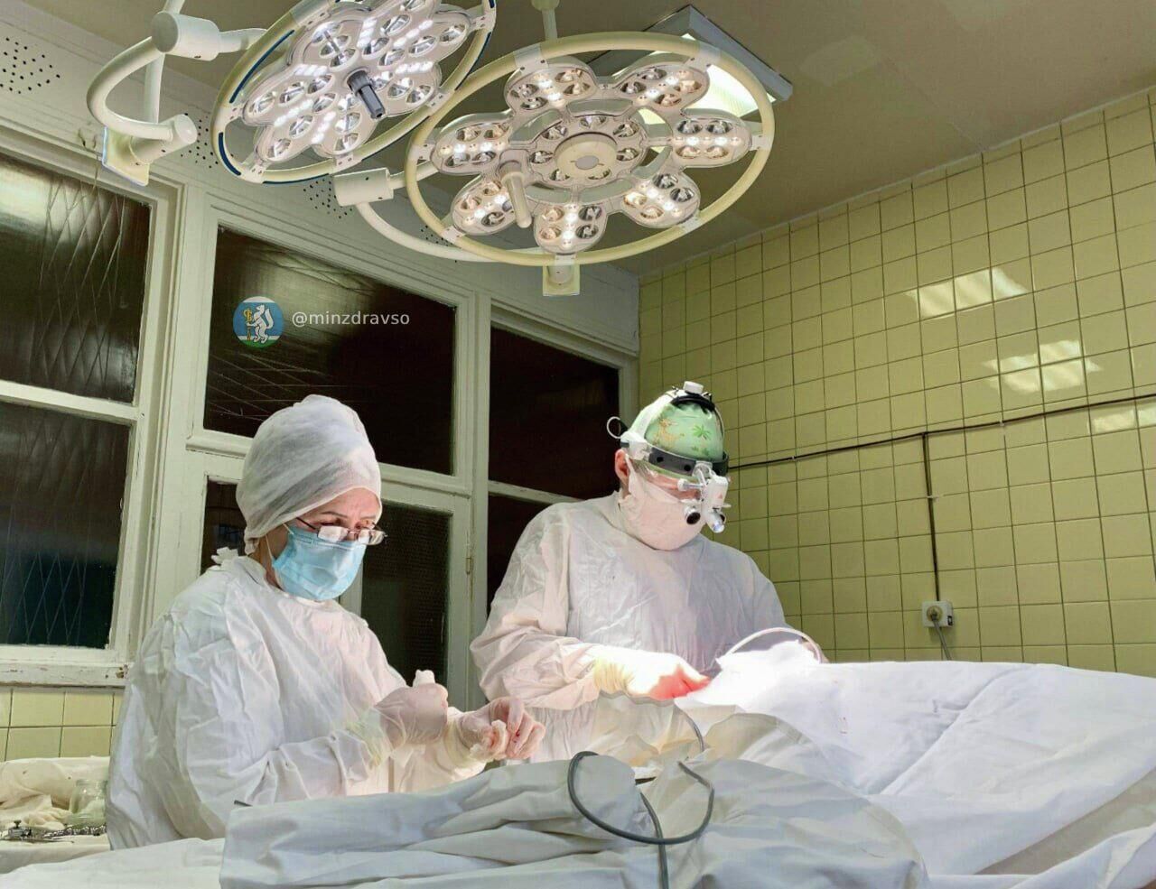 Медики Свердловской области спасли жизнь 57-летнему уральцу, получившему черепно-мозговую травму в результате удара стрелой крана - РИА Новости, 1920, 04.09.2025