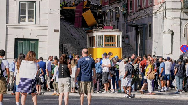 На месте схода с рельсов фуникулера Elevador da Glória в центре Лиссабона