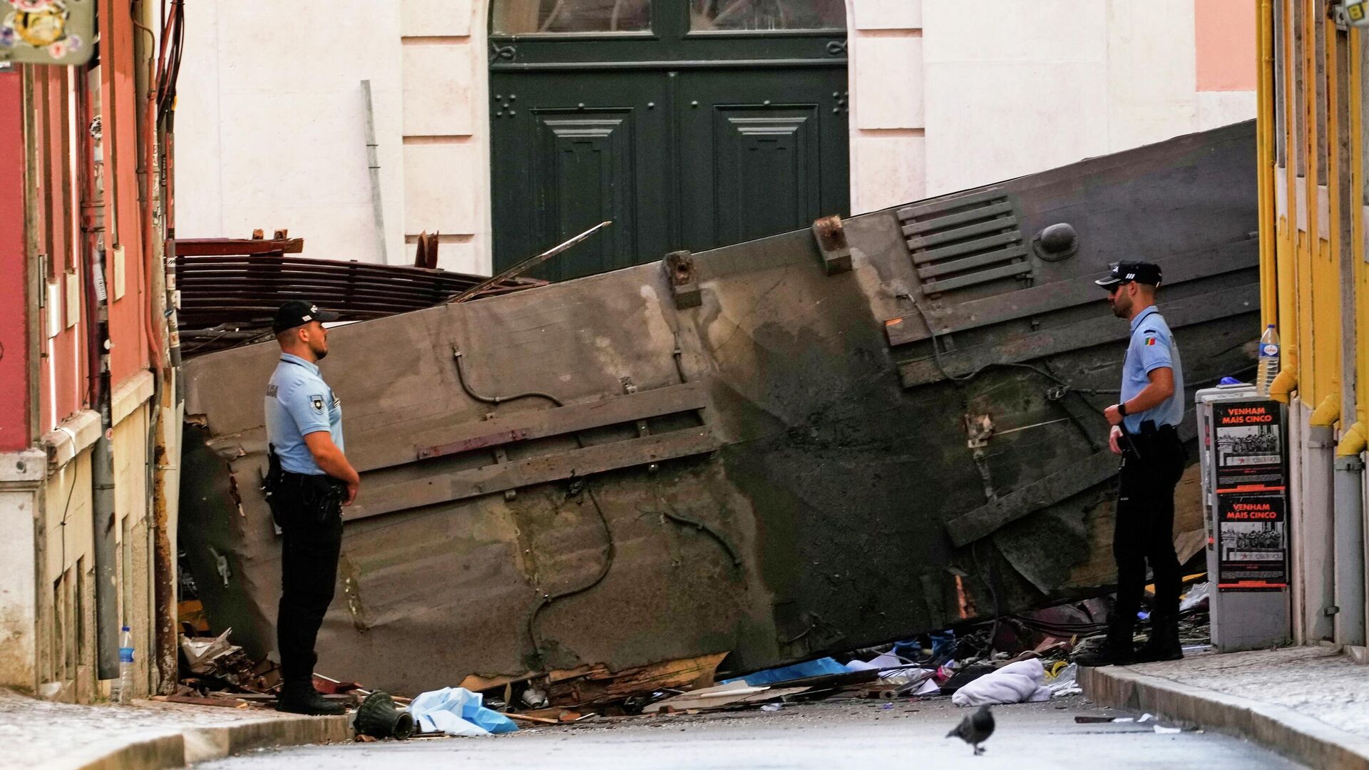 Полиция на месте схода с рельсов фуникулера Elevador da Glória в центре Лиссабона - РИА Новости, 1920, 04.09.2025
