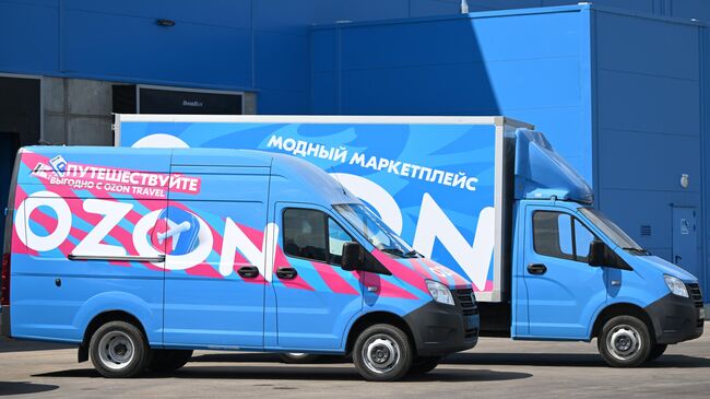 Машины у оптово-распределительного центра группы компаний Ozon