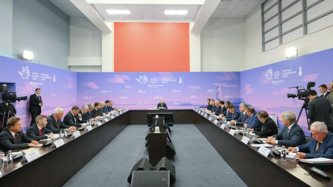 Президент РФ Владимир Путин проводит во Владивостоке совещание по вопросам развития топливно-энергетического комплекса Дальневосточного федерального округа