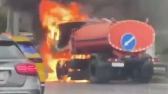 Возгорание автомобиля на внешней стороне Третьего транспортного кольца в западной части Москвы. 4 сентября 2025