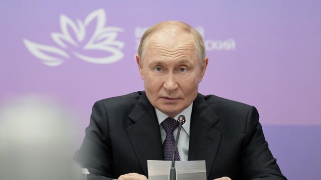 Президент РФ Владимир Путин проводит во Владивостоке совещание по вопросам развития топливно-энергетического комплекса Дальневосточного федерального округа. 4 сентября 2025