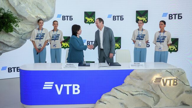 Первый вице-губернатор - председатель правительства Приморского края Вера Щербина из аместитель президента – председателя правления, Банк ВТБ Александр Пахомов во время подписания соглашения на ВЭФ-2025