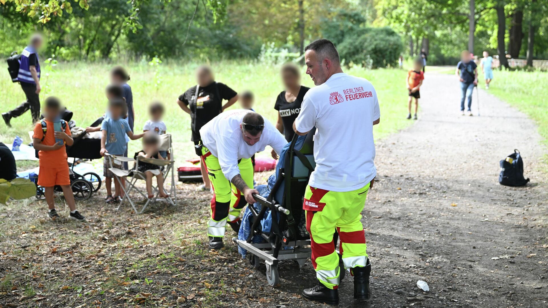 На месте наезда автомобиля на толпу людей в Берлине - РИА Новости, 1920, 04.09.2025