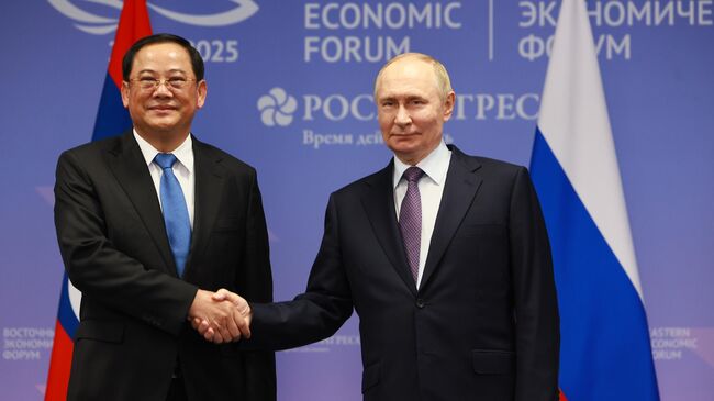 Президент РФ Владимир Путин и премьер-министр Лаоса Сонесай Сипхандон во время встречи на полях Восточного экономического форума во Владивостоке. 4 сентября 2025 Президент РФ Владимир Путин и премьер-министр Лаоса Сонесай Сипхандон во время встречи на полях Восточного экономического форума во Владивостоке. 4 сентября 2025