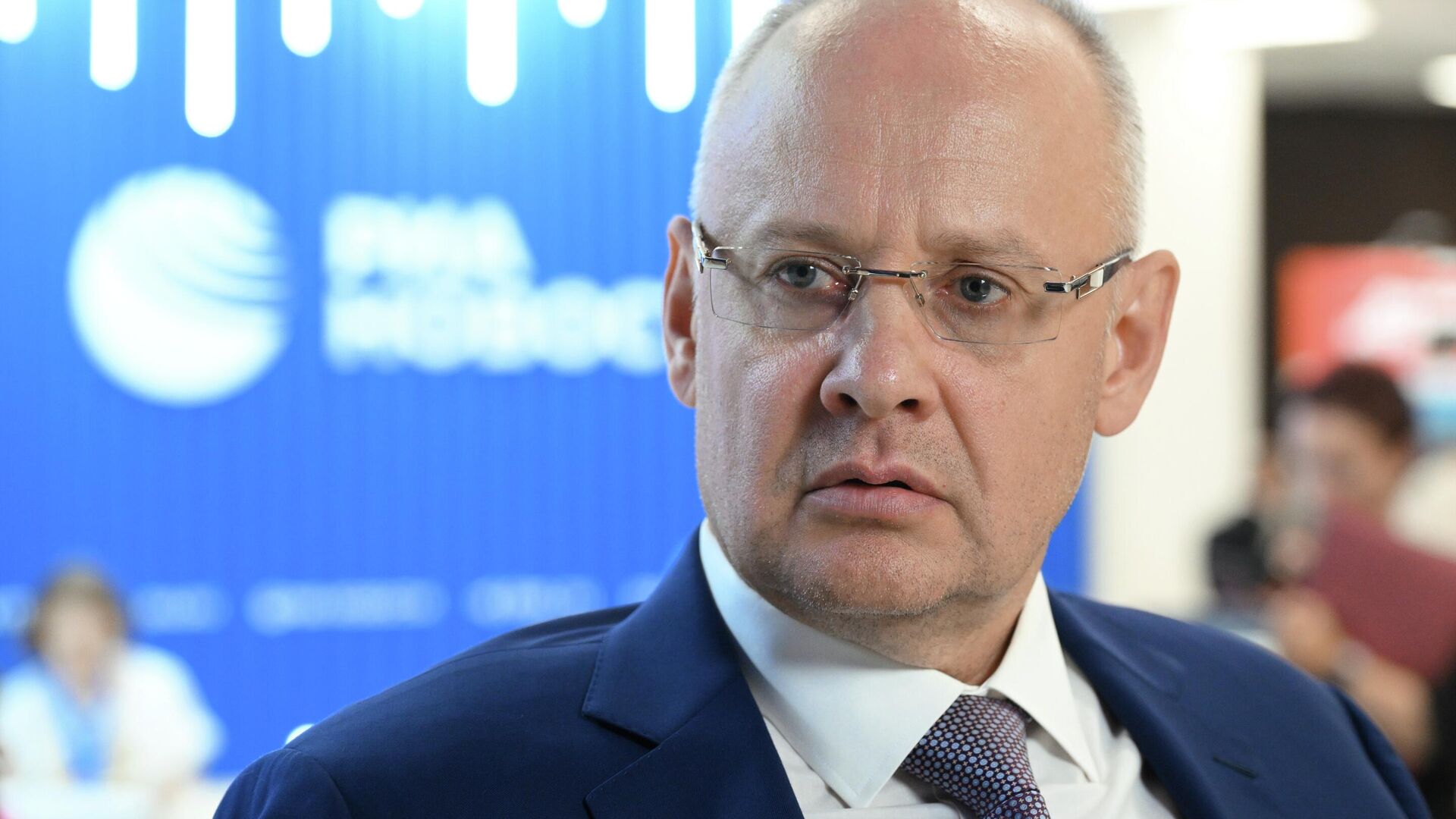 Советник президента РФ Антон Кобяков на стенде РИА Новости на ВЭФ-2025 Советник президента РФ Антон Кобяков на стенде РИА Новости на ВЭФ-2025 - РИА Новости, 1920, 09.09.2025