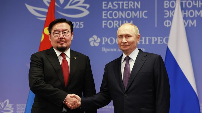 Президент РФ Владимир Путин и премьер-министр Монголии Гомбожавын Занданшатар во время встречи на полях Восточного экономического форума во Владивостоке Президент РФ Владимир Путин и премьер-министр Монголии Гомбожавын Занданшатар во время встречи на полях Восточного экономического форума во Владивостоке