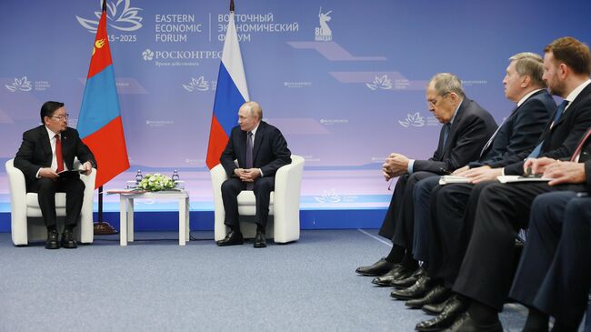 Президент РФ Владимир Путин и премьер-министр Монголии Гомбожавын Занданшатар во время встречи на полях Восточного экономического форума во Владивостоке