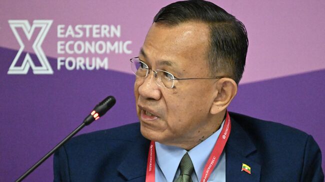 Министр финансов и доходов Республики Союз Мьянма Кан Зо во время сессии Россия – АСЕАН на полях ВЭФ-2025