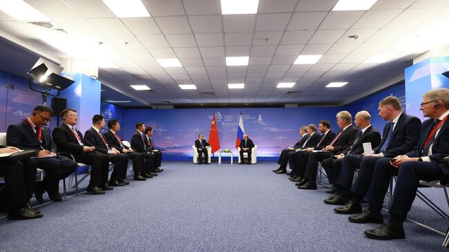 Президент РФ Владимир Путин и член политбюро Центрального комитета Коммунистической партии Китая Ли Хунчжун проводят встречу на полях Восточного экономического форума во Владивостоке. 4 сентября 2025