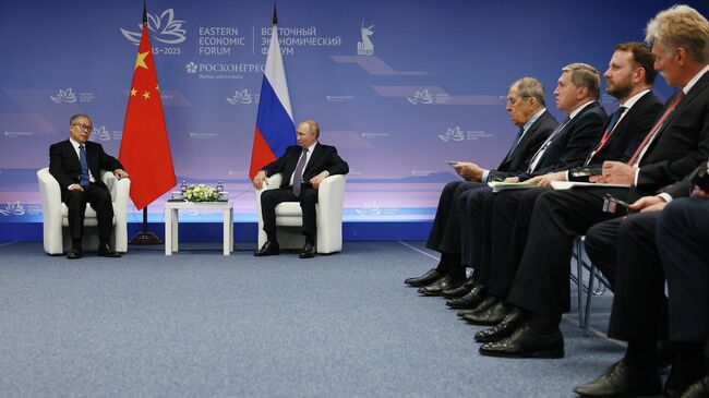 Президент РФ Владимир Путин и член политбюро Центрального комитета Коммунистической партии Китая Ли Хунчжун во время встречи на полях Восточного экономического форума во Владивостоке. 4 сентября 2025