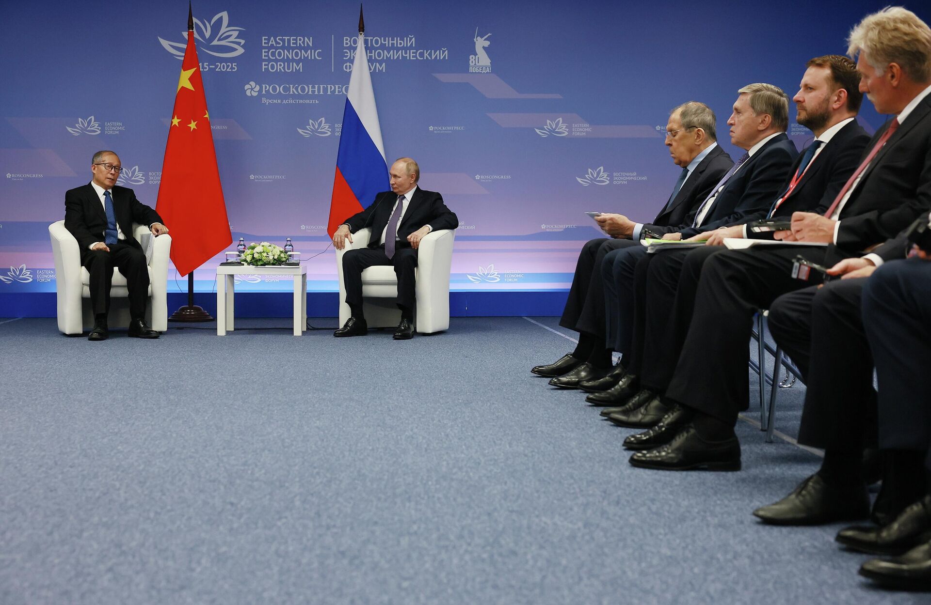 Президент России Владимир Путин и член политбюро Центрального комитета Коммунистической партии Китая Ли Хунчжун во время встречи на полях Восточного экономического форума во Владивостоке